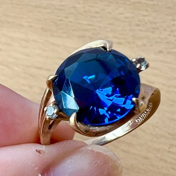 VINTAGE 10K YELLOW GOLD LARGE ROUND SYNTHETIC BLUE SPINEL RING SPRING HALLMARK